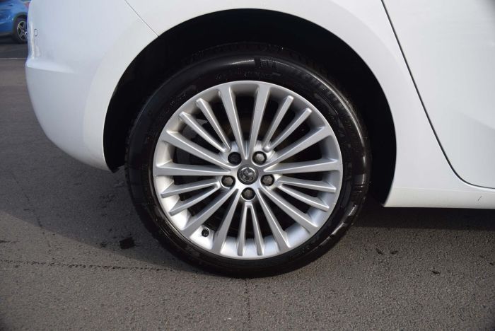 Vauxhall Astra 1.6 CDTi ecoFLEX Elite Nav (s/s) 5dr Hatchback Diesel White