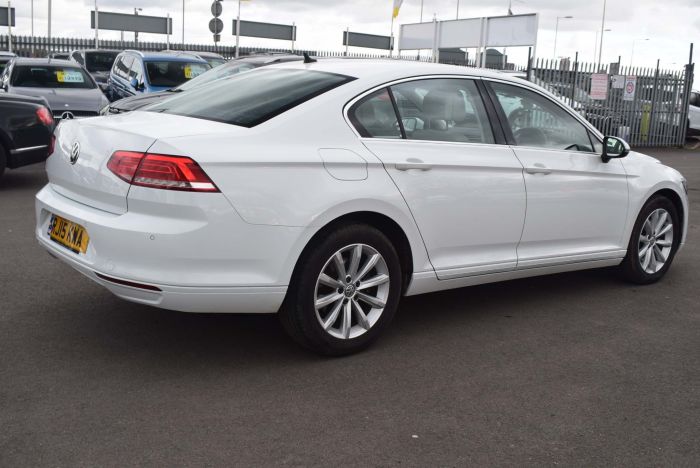 Volkswagen Passat 2.0 TDI BlueMotion Tech SE Business DSG (s/s) 4dr Auto Saloon Diesel White