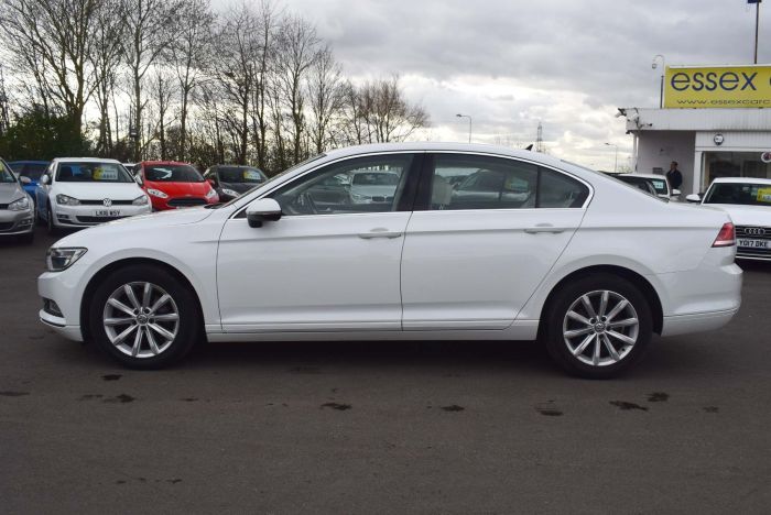 Volkswagen Passat 2.0 TDI BlueMotion Tech SE Business DSG (s/s) 4dr Auto Saloon Diesel White