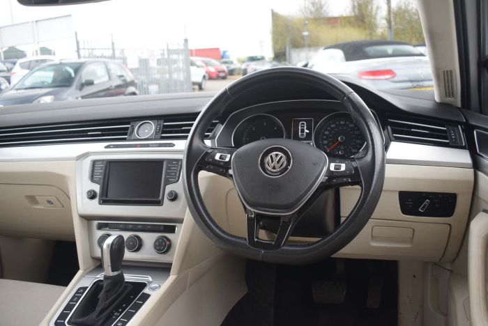 Volkswagen Passat 2.0 TDI BlueMotion Tech SE Business DSG (s/s) 4dr Auto Saloon Diesel White