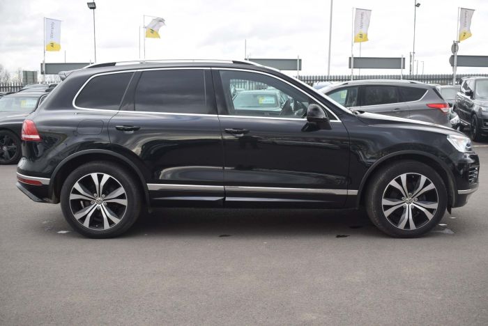 Volkswagen Touareg 3.0 TDI V6 BlueMotion Tech R-Line Tiptronic 4WD (s/s) 5dr SUV Diesel Black