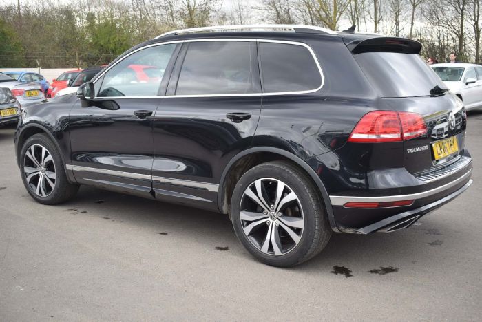 Volkswagen Touareg 3.0 TDI V6 BlueMotion Tech R-Line Tiptronic 4WD (s/s) 5dr SUV Diesel Black