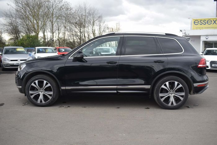 Volkswagen Touareg 3.0 TDI V6 BlueMotion Tech R-Line Tiptronic 4WD (s/s) 5dr SUV Diesel Black