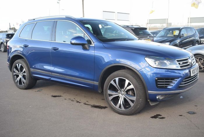 Volkswagen Touareg 3.0 TDI V6 BlueMotion Tech R-Line Tiptronic 4WD (s/s) 5dr SUV Diesel Blue