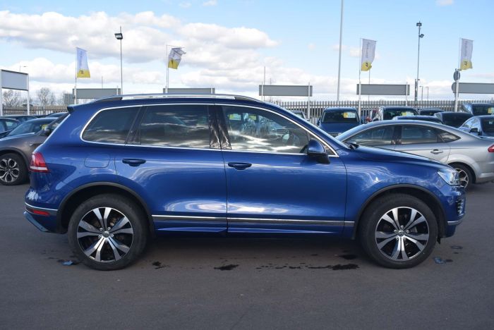 Volkswagen Touareg 3.0 TDI V6 BlueMotion Tech R-Line Tiptronic 4WD (s/s) 5dr SUV Diesel Blue