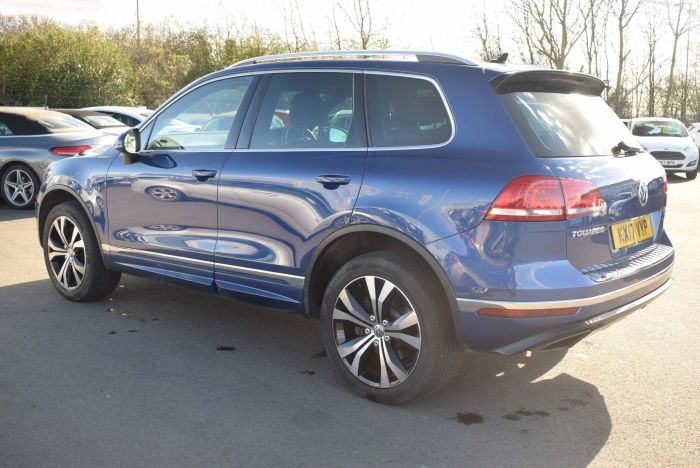 Volkswagen Touareg 3.0 TDI V6 BlueMotion Tech R-Line Tiptronic 4WD (s/s) 5dr SUV Diesel Blue