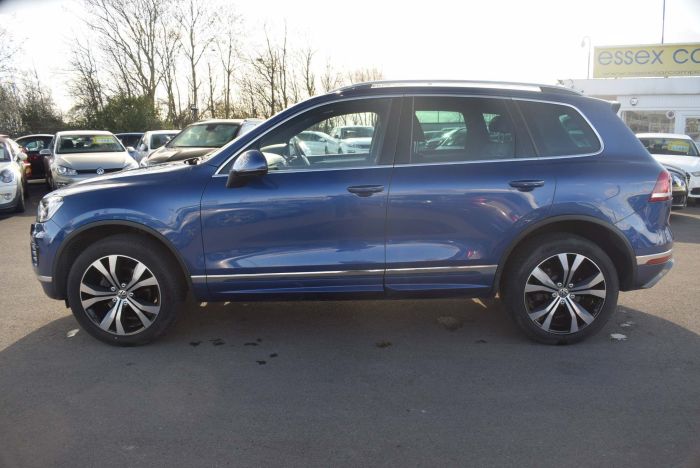 Volkswagen Touareg 3.0 TDI V6 BlueMotion Tech R-Line Tiptronic 4WD (s/s) 5dr SUV Diesel Blue