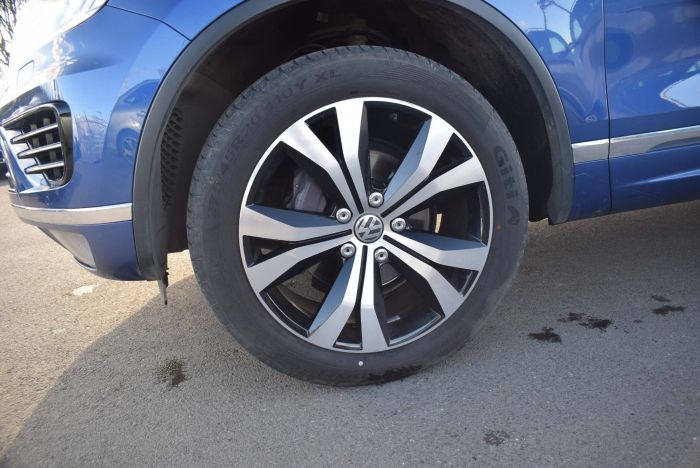 Volkswagen Touareg 3.0 TDI V6 BlueMotion Tech R-Line Tiptronic 4WD (s/s) 5dr SUV Diesel Blue