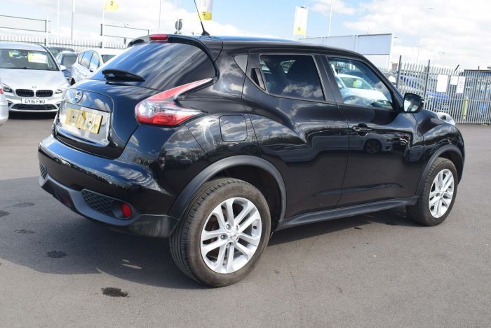 Nissan Juke 1.2 DIG-T Acenta (s/s) 5dr SUV Petrol Black