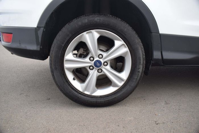 Ford Kuga 1.6 EcoBoost Zetec (s/s) 5dr SUV Petrol White
