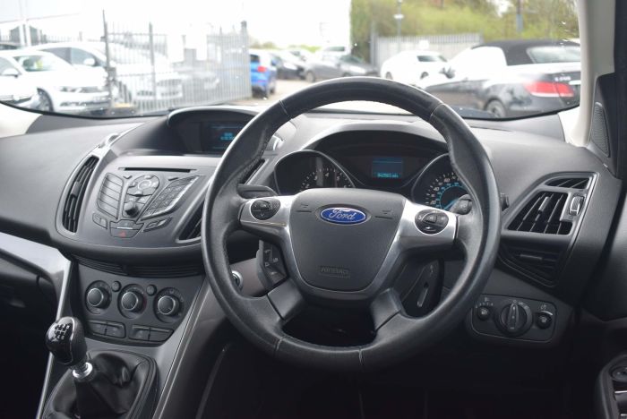 Ford Kuga 1.6 EcoBoost Zetec (s/s) 5dr SUV Petrol White