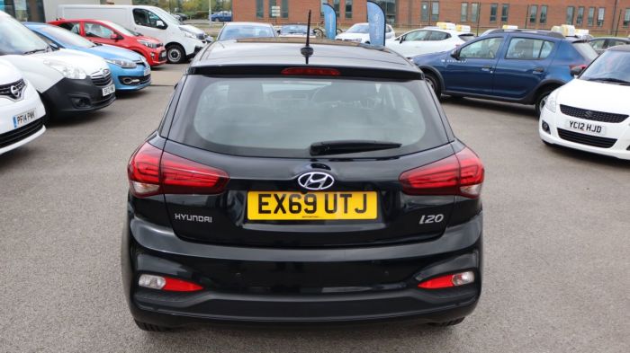 Hyundai i20 1.2 MPI SE 5d 83 BHP Hatchback Petrol BLACK