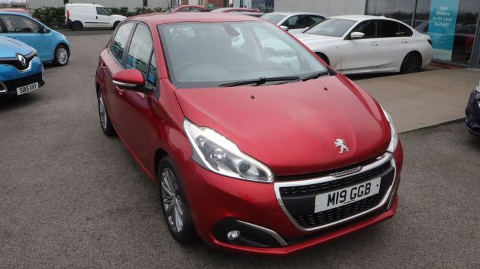 Peugeot 208 1.2 S/S SIGNATURE 5d 82 BHP Hatchback Petrol RED