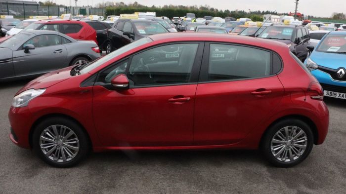 Peugeot 208 1.2 S/S SIGNATURE 5d 82 BHP Hatchback Petrol RED