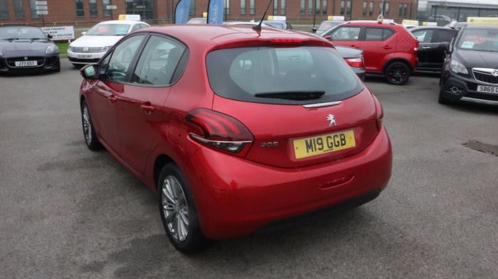 Peugeot 208 1.2 S/S SIGNATURE 5d 82 BHP Hatchback Petrol RED