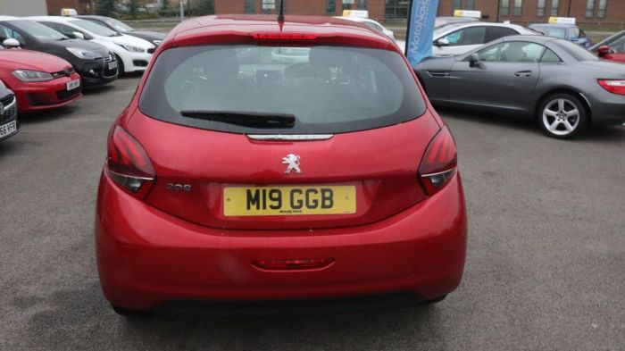 Peugeot 208 1.2 S/S SIGNATURE 5d 82 BHP Hatchback Petrol RED