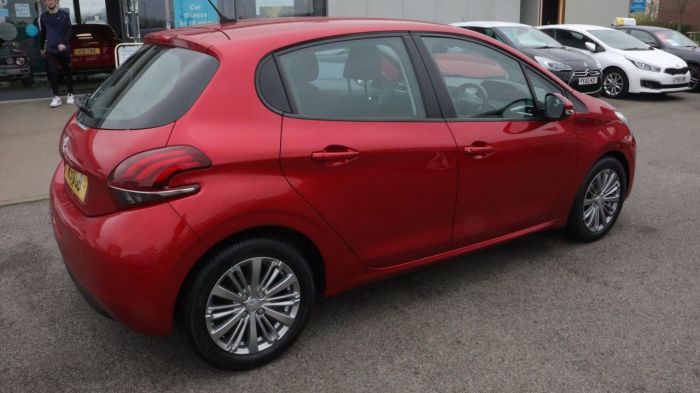 Peugeot 208 1.2 S/S SIGNATURE 5d 82 BHP Hatchback Petrol RED