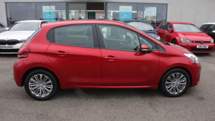 Peugeot 208 1.2 S/S SIGNATURE 5d 82 BHP Hatchback Petrol RED