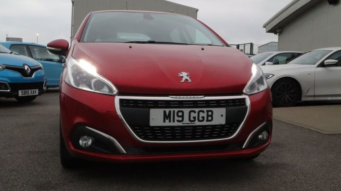 Peugeot 208 1.2 S/S SIGNATURE 5d 82 BHP Hatchback Petrol RED