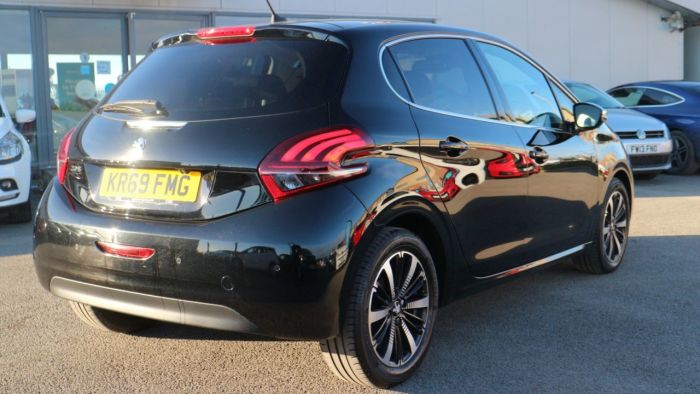 Peugeot 208 1.2 S/S TECH EDITION 5d 82 BHP Hatchback Petrol BLACK