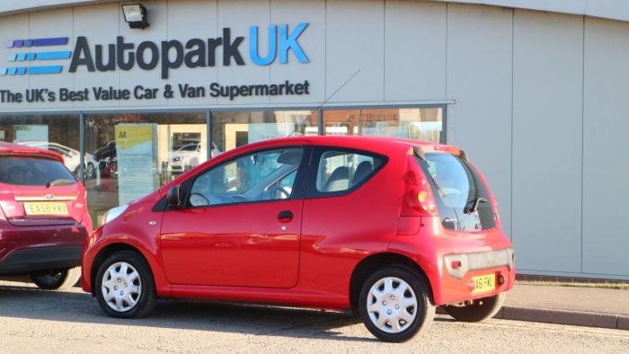 Peugeot 107 1.0 URBAN LITE 3d 68 BHP Hatchback Petrol RED