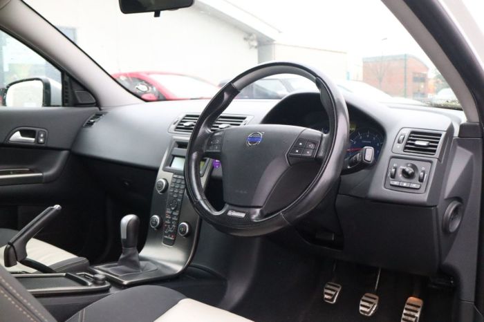 Volvo C30 1.6 R-DESIGN 3d 100 BHP Hatchback Petrol WHITE