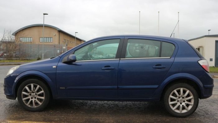 Vauxhall Astra 1.8 DESIGN 16V E4 5d 140 BHP Hatchback Petrol BLUE