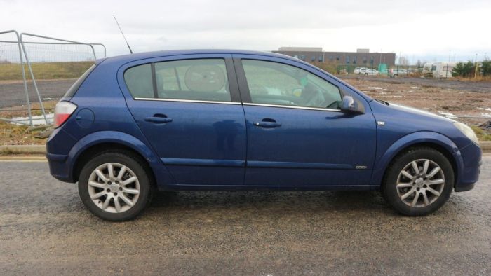 Vauxhall Astra 1.8 DESIGN 16V E4 5d 140 BHP Hatchback Petrol BLUE