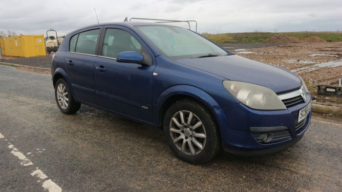 Vauxhall Astra 1.8 DESIGN 16V E4 5d 140 BHP Hatchback Petrol BLUE