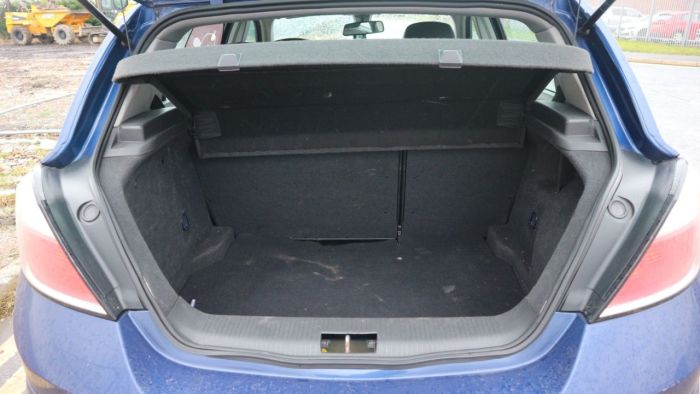 Vauxhall Astra 1.8 DESIGN 16V E4 5d 140 BHP Hatchback Petrol BLUE