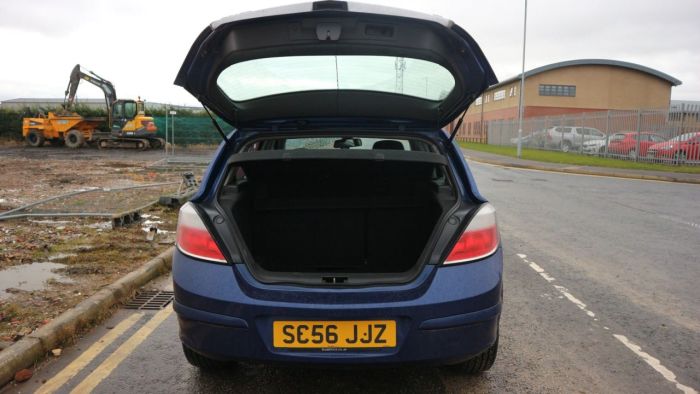 Vauxhall Astra 1.8 DESIGN 16V E4 5d 140 BHP Hatchback Petrol BLUE