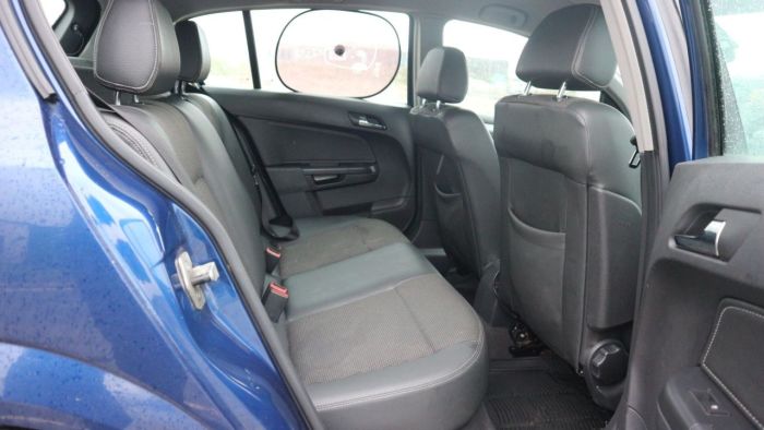 Vauxhall Astra 1.8 DESIGN 16V E4 5d 140 BHP Hatchback Petrol BLUE