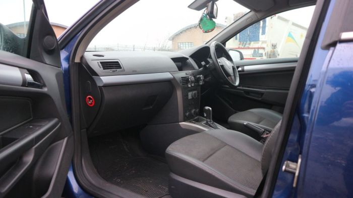 Vauxhall Astra 1.8 DESIGN 16V E4 5d 140 BHP Hatchback Petrol BLUE