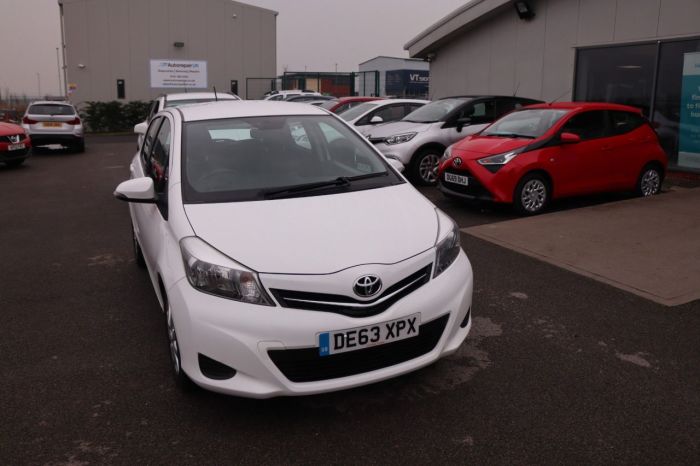 Toyota Yaris 1.3 VVT-I TR 5d 98 BHP Hatchback Petrol WHITE