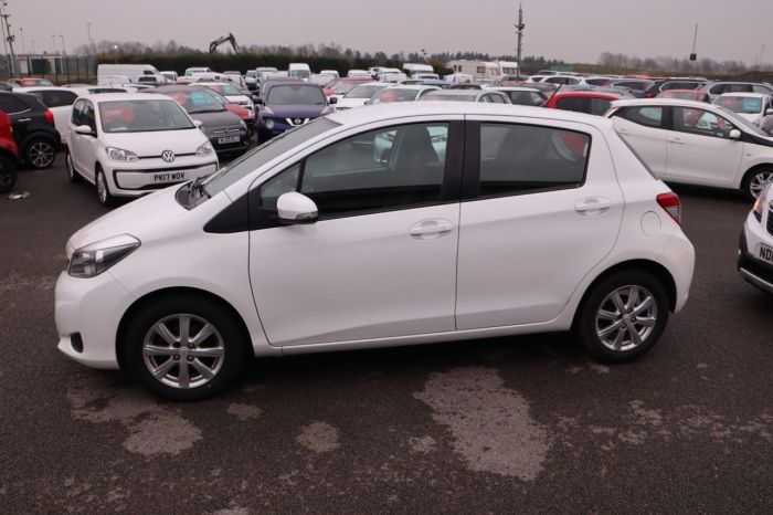 Toyota Yaris 1.3 VVT-I TR 5d 98 BHP Hatchback Petrol WHITE