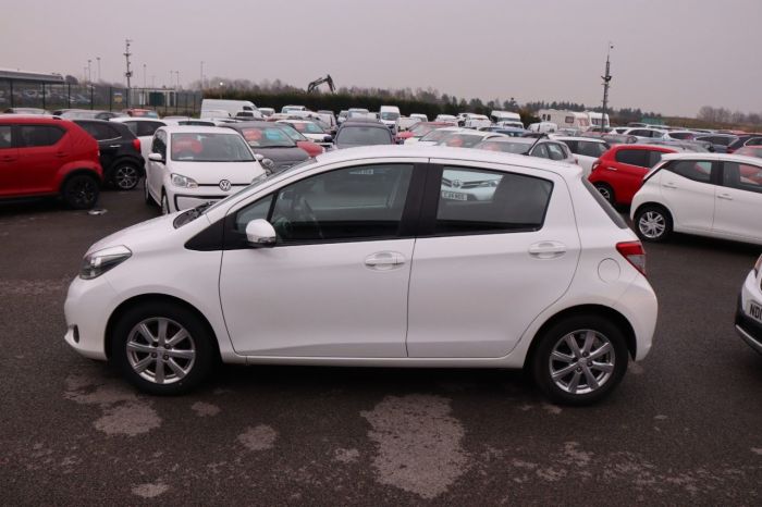 Toyota Yaris 1.3 VVT-I TR 5d 98 BHP Hatchback Petrol WHITE