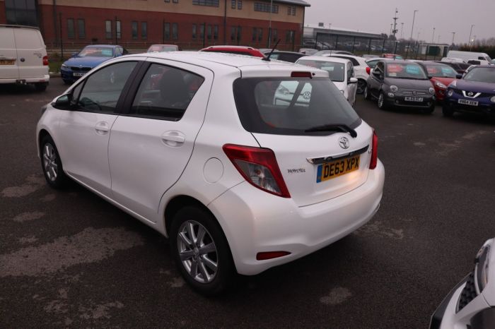 Toyota Yaris 1.3 VVT-I TR 5d 98 BHP Hatchback Petrol WHITE