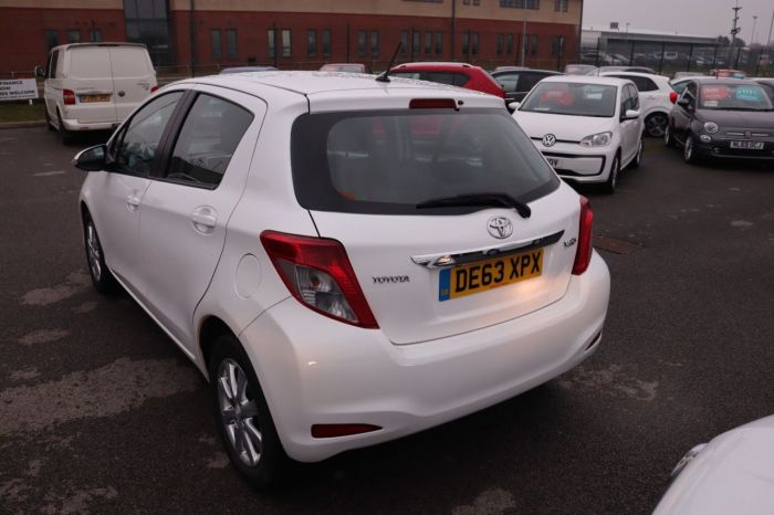 Toyota Yaris 1.3 VVT-I TR 5d 98 BHP Hatchback Petrol WHITE