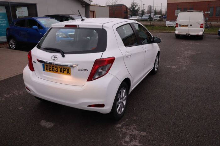 Toyota Yaris 1.3 VVT-I TR 5d 98 BHP Hatchback Petrol WHITE