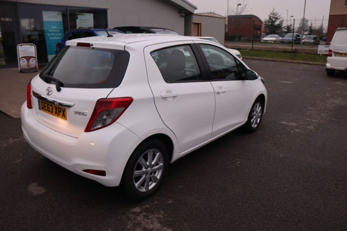 Toyota Yaris 1.3 VVT-I TR 5d 98 BHP Hatchback Petrol WHITE