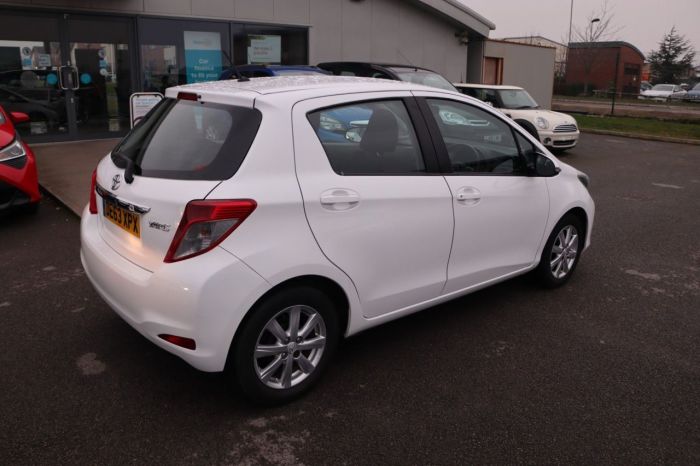 Toyota Yaris 1.3 VVT-I TR 5d 98 BHP Hatchback Petrol WHITE