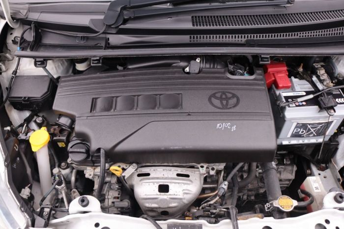 Toyota Yaris 1.3 VVT-I TR 5d 98 BHP Hatchback Petrol WHITE