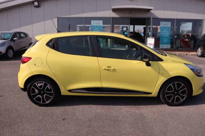 Renault Clio 0.9 DYNAMIQUE MEDIANAV ENERGY TCE S/S 5d 90 BHP Hatchback Petrol YELLOW