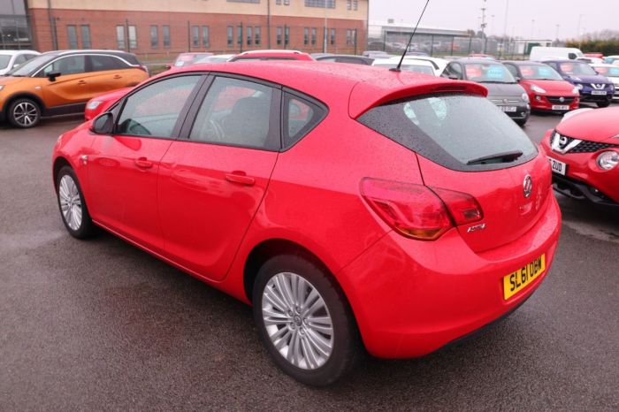Vauxhall Astra 1.4 EXCITE 5d 98 BHP Hatchback Petrol RED