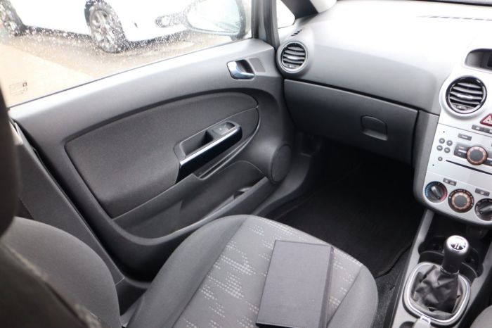 Vauxhall Corsa 1.2 DESIGN AC 5d 83 BHP Hatchback Petrol BROWN