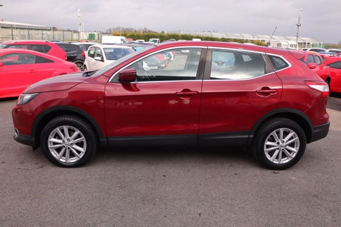 Nissan Qashqai 1.5 DCI ACENTA SMART VISION 5d 108 BHP Hatchback Diesel RED