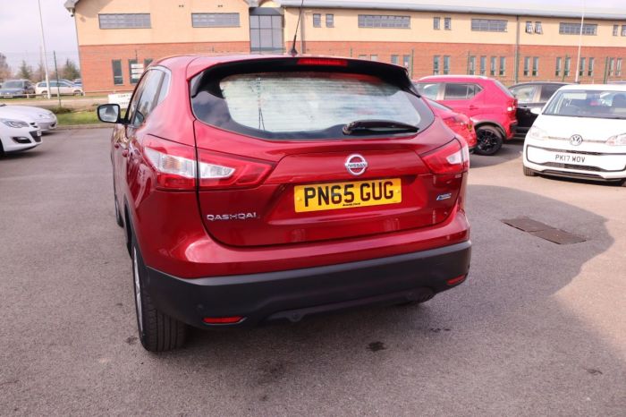 Nissan Qashqai 1.5 DCI ACENTA SMART VISION 5d 108 BHP Hatchback Diesel RED