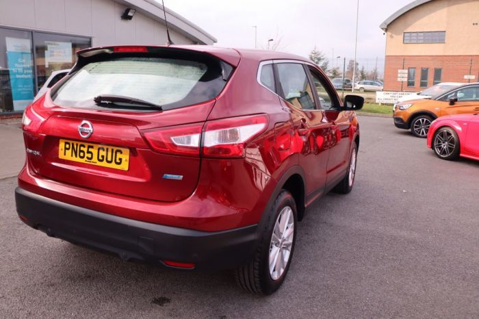 Nissan Qashqai 1.5 DCI ACENTA SMART VISION 5d 108 BHP Hatchback Diesel RED