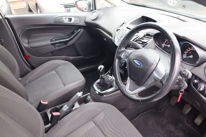 Ford Fiesta 1.2 ZETEC 5d 81 BHP Hatchback Petrol SILVER