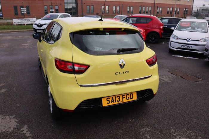 Renault Clio 1.1 DYNAMIQUE MEDIANAV 5d 75 BHP Hatchback Petrol YELLOW